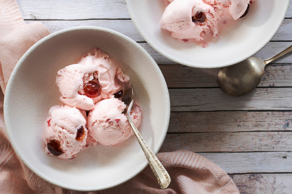 Scoops,Of,Cherry,Ice,Cream,In,Dessert,Bowls.